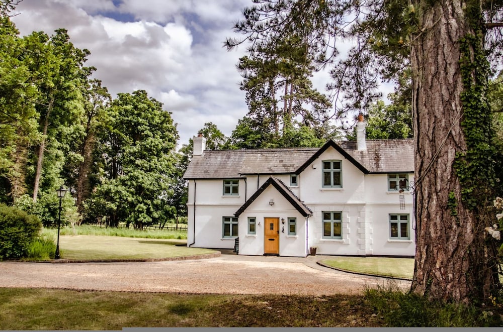 Benhams Country Cottage - From 250 Per Night