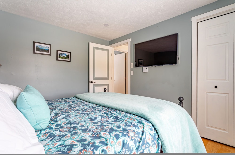Ski Hike Lodge 5BR w Fire Pit Cozy Spaces