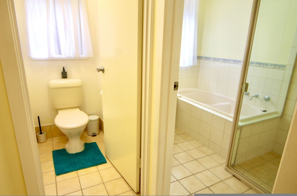 Lakeside Getaway - 4BR Jetty Wi-fi Waterfront