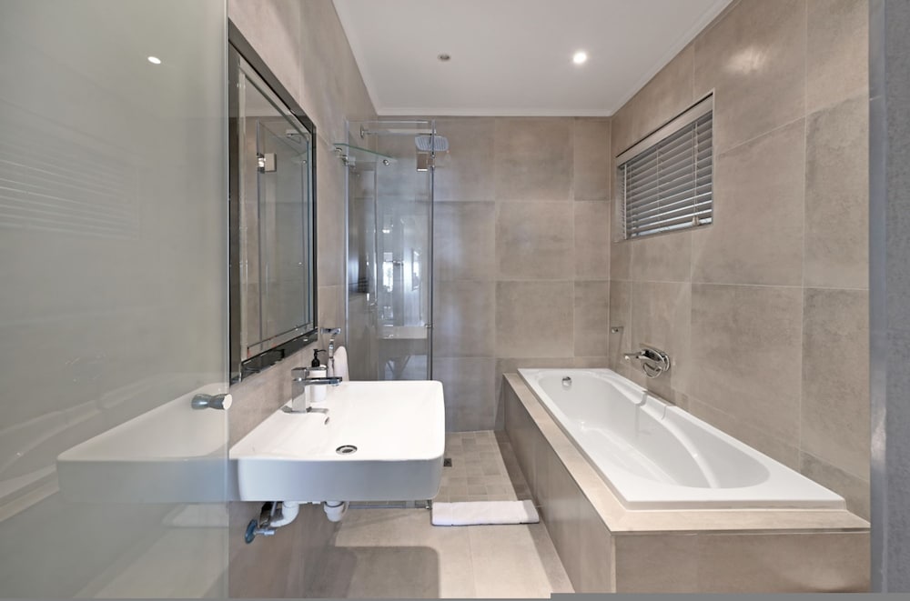 Spacious 3 Bed Apartment Sea Point Ocean Views