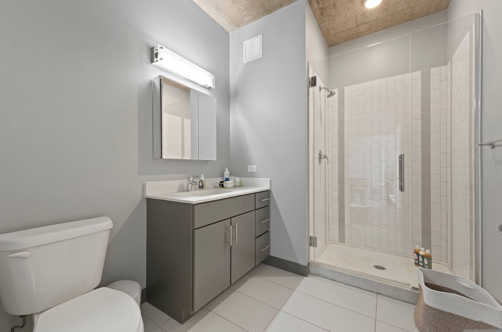 2BR Apt Stunning Views Steps to Michigan Avenue