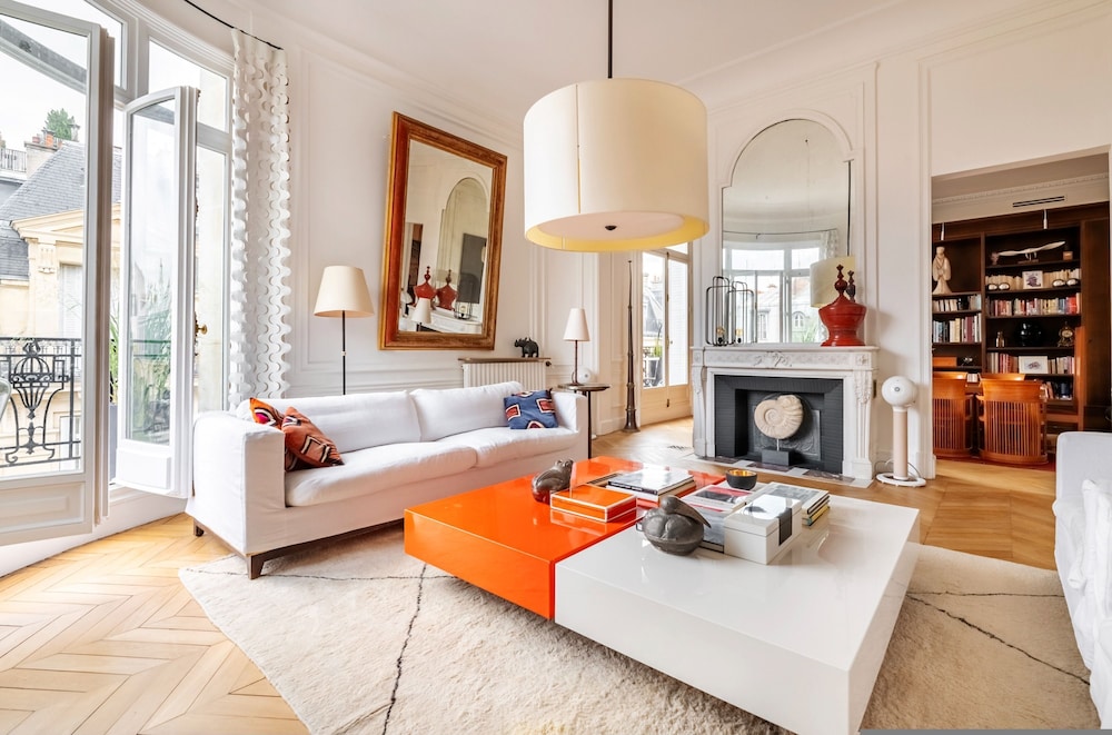 Prestigious Apartment Near the Trocadero