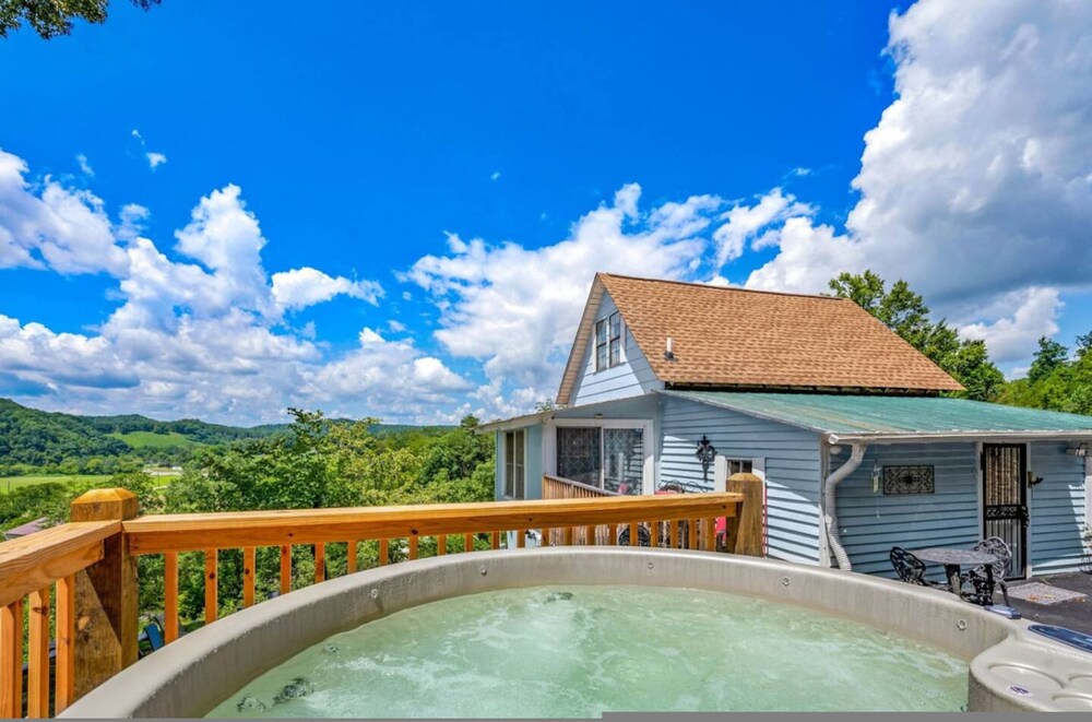 Smoky Mountain Cabin With Stunning Views