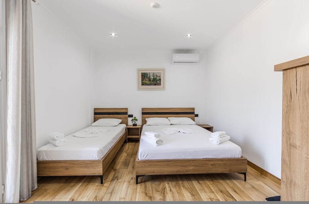 Bliss Triple Room in Gjirokast r