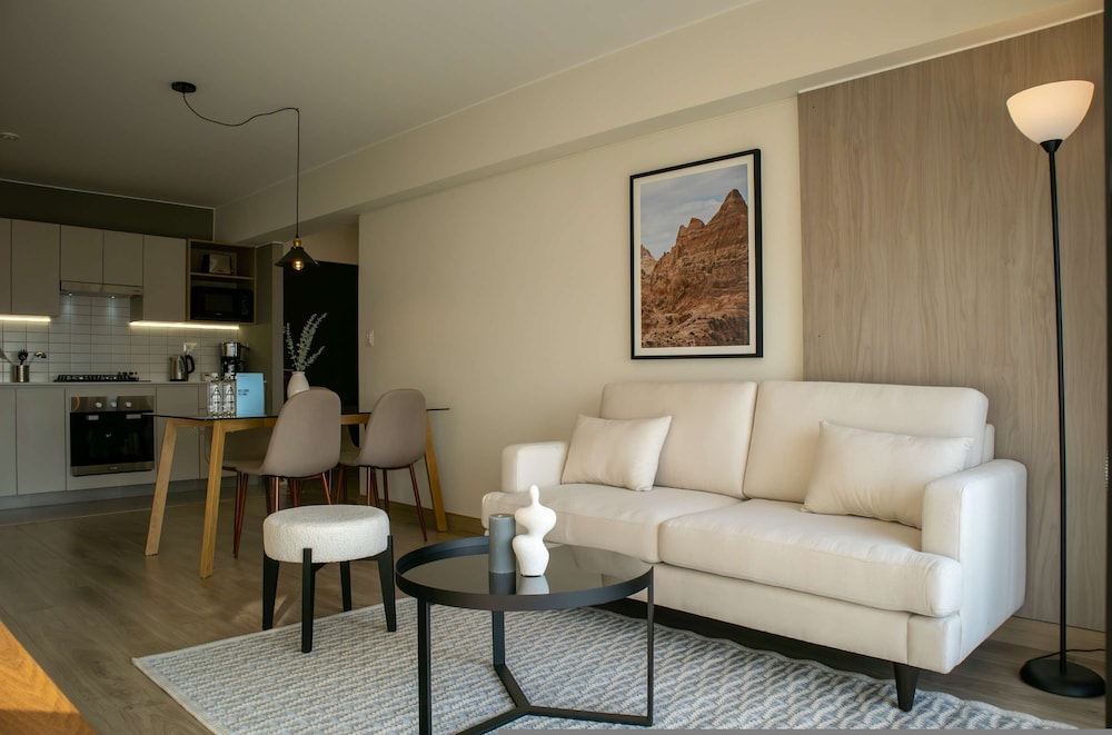 w Impressive 2BR With Balcony in Miraflores