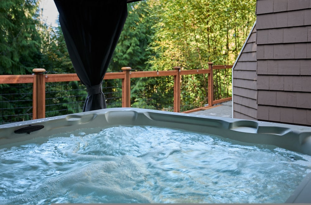 Cascadia Family Mansion Hot Tub Game Room Gym
