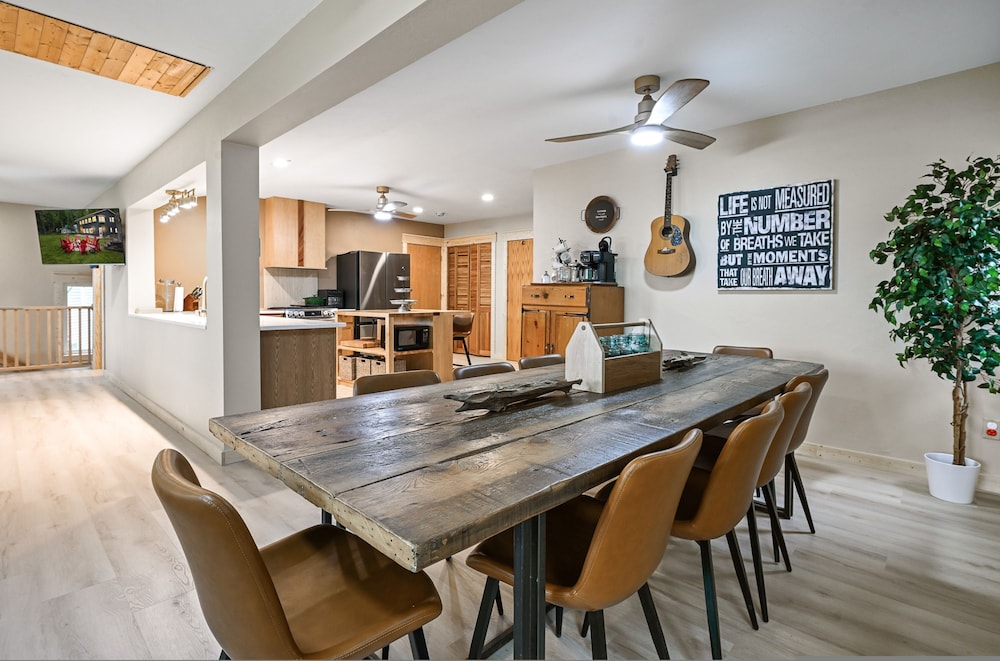 5 BR Family Hangout I Lake Views I Firepit