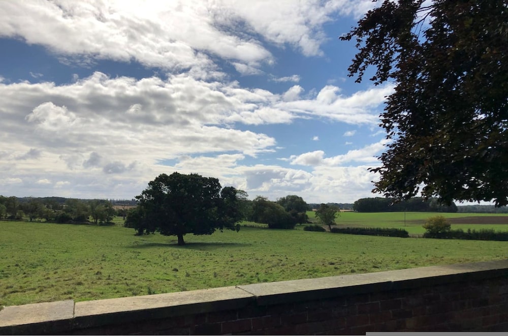 Stunning Hall Cottage Near York and Leeds