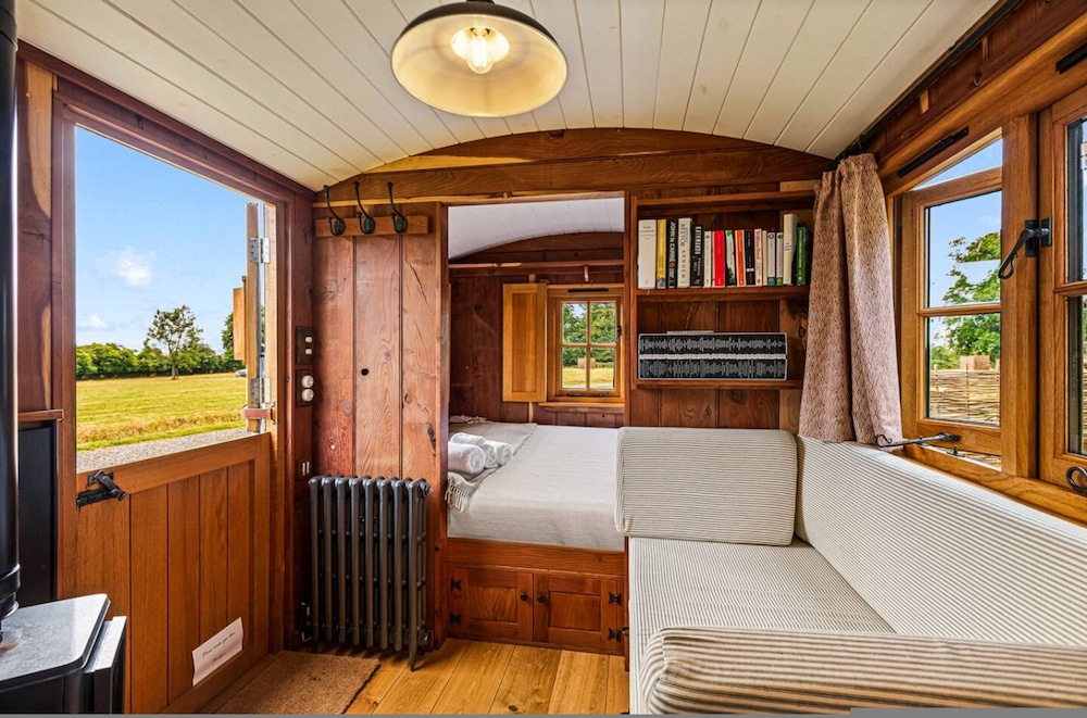 Drovers Hill at Stonor - Redwood - Shepherds hut