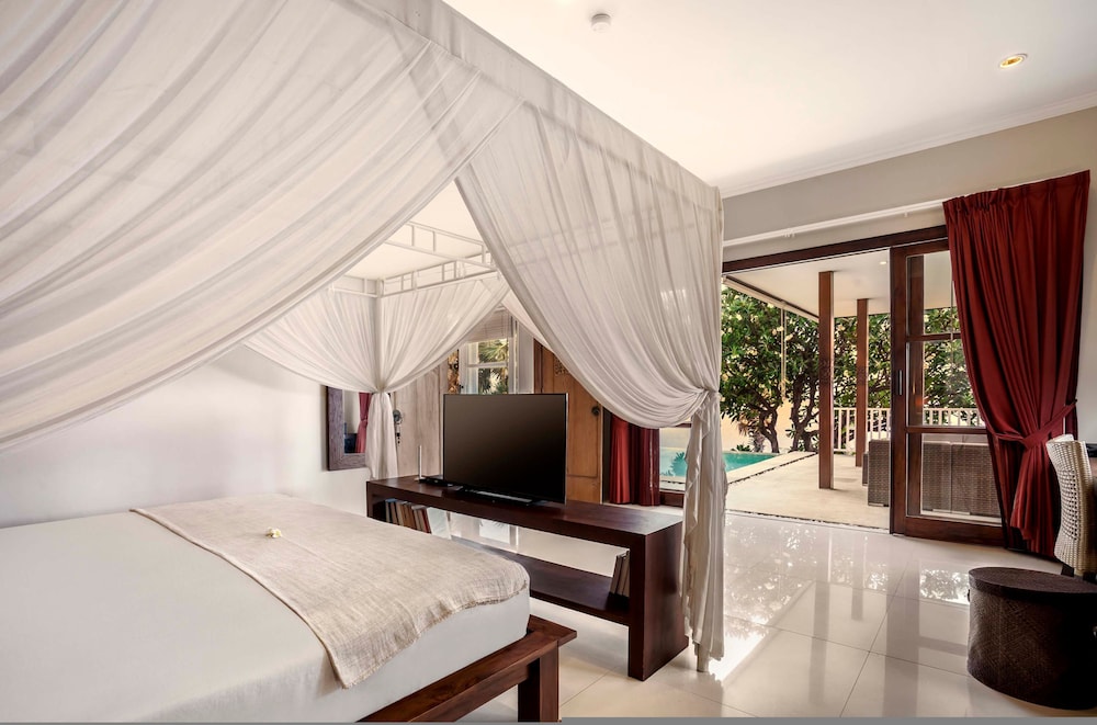 Villa Eden Roc by Alfred in Bali - Luxury Beachfront 3BR Villa With Infinity Pool Amed