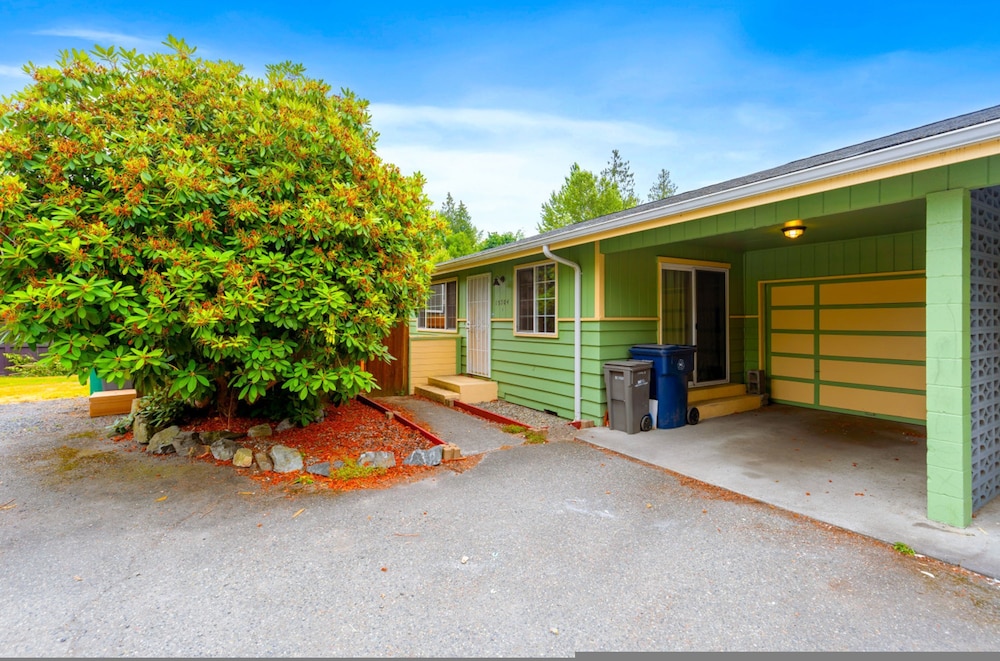 Bright 2BR Lynnwood Retreat