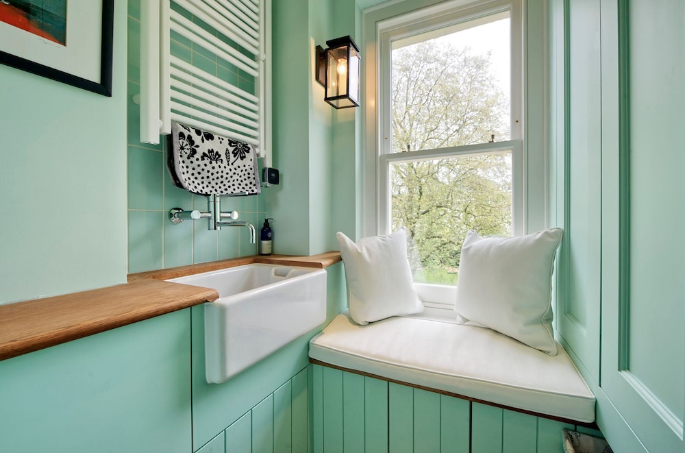 Stunning and Unique 2 Bedroom Apartment in Little Venice West London