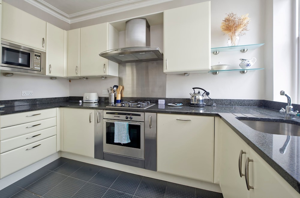 Cosy and Chic one Bedroom Flat in Earl s Court