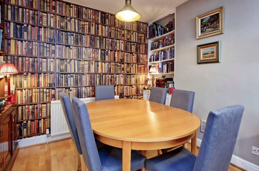 Lovely 2-bed Garden Flat in West Kensington