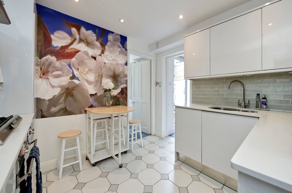 Lovely 2-bed Garden Flat in West Kensington
