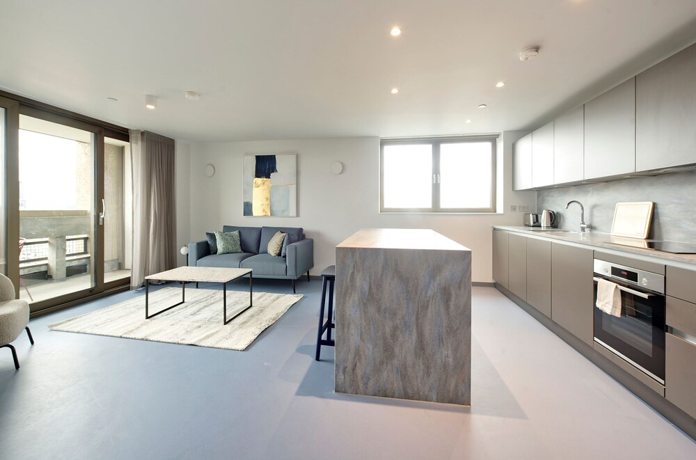 Elegant Two-bedroom Apartment in Vibrant Poplar