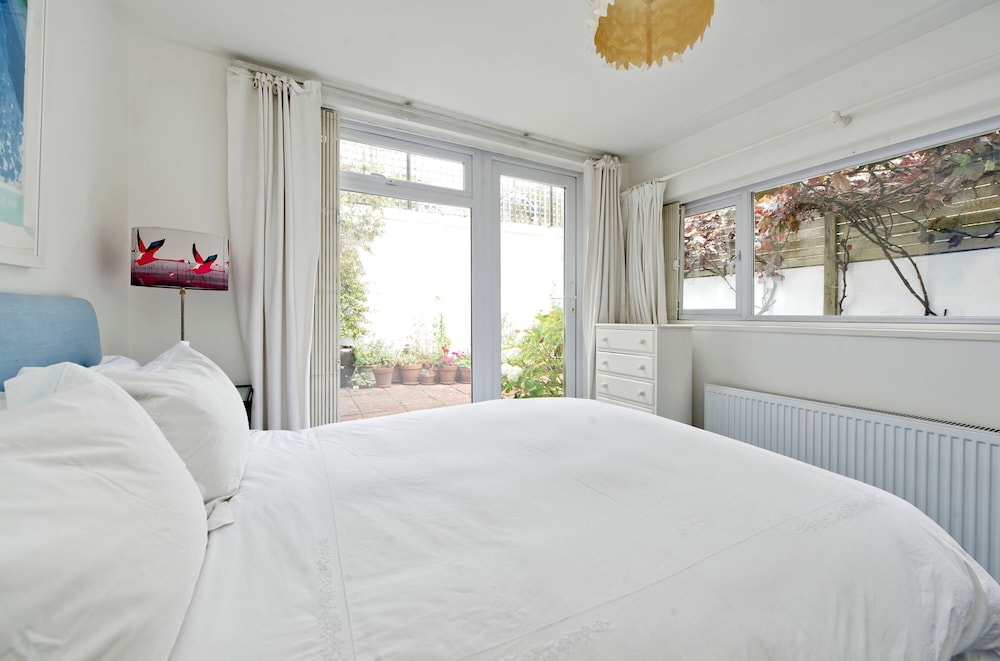 Lovely 2-bed Garden Flat in West Kensington