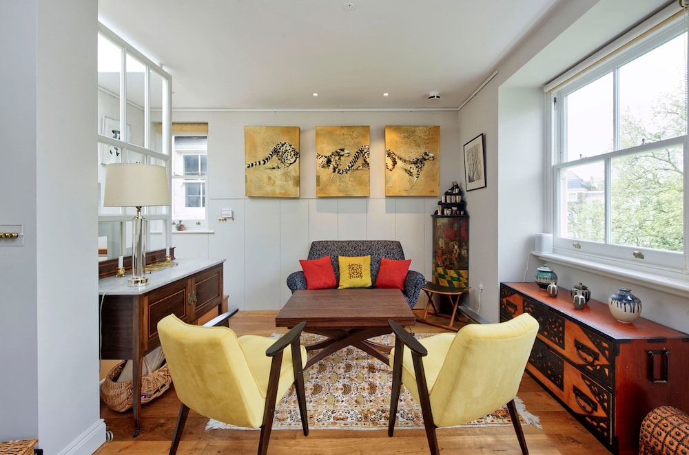 Stunning and Unique 2 Bedroom Apartment in Little Venice West London