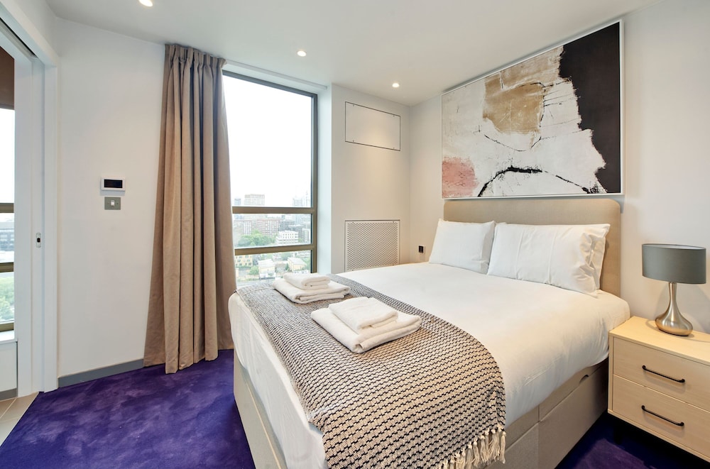 Elegant Two-bedroom Apartment in Vibrant Poplar