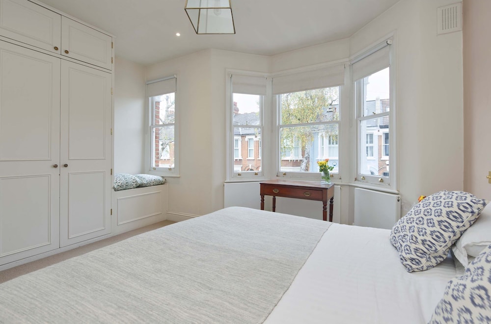 Beautiful Family House With Garden in Queen s Park