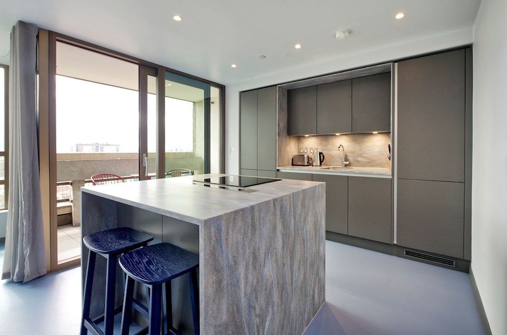 Stunning Two-bedroom Poplar Flat With City Views