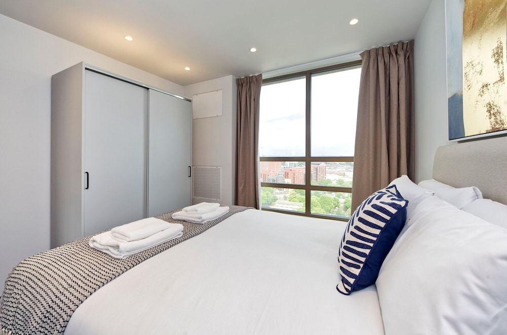 Stunning Two-bedroom Poplar Flat With City Views