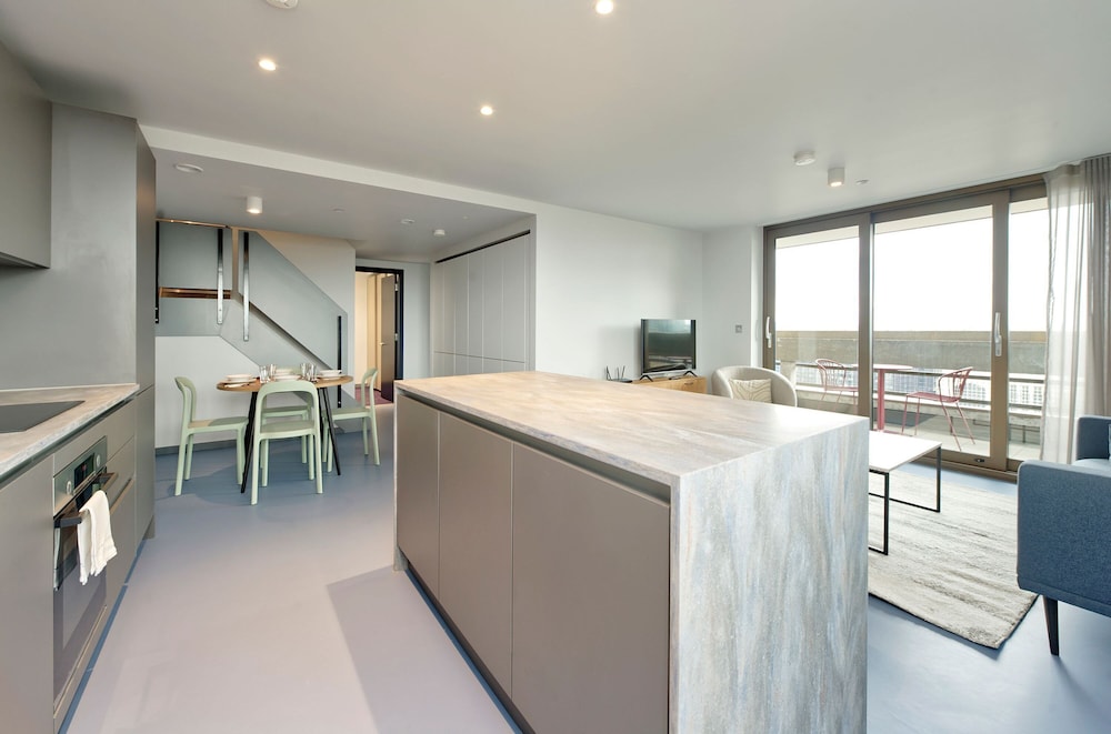 Elegant Two-bedroom Apartment in Vibrant Poplar