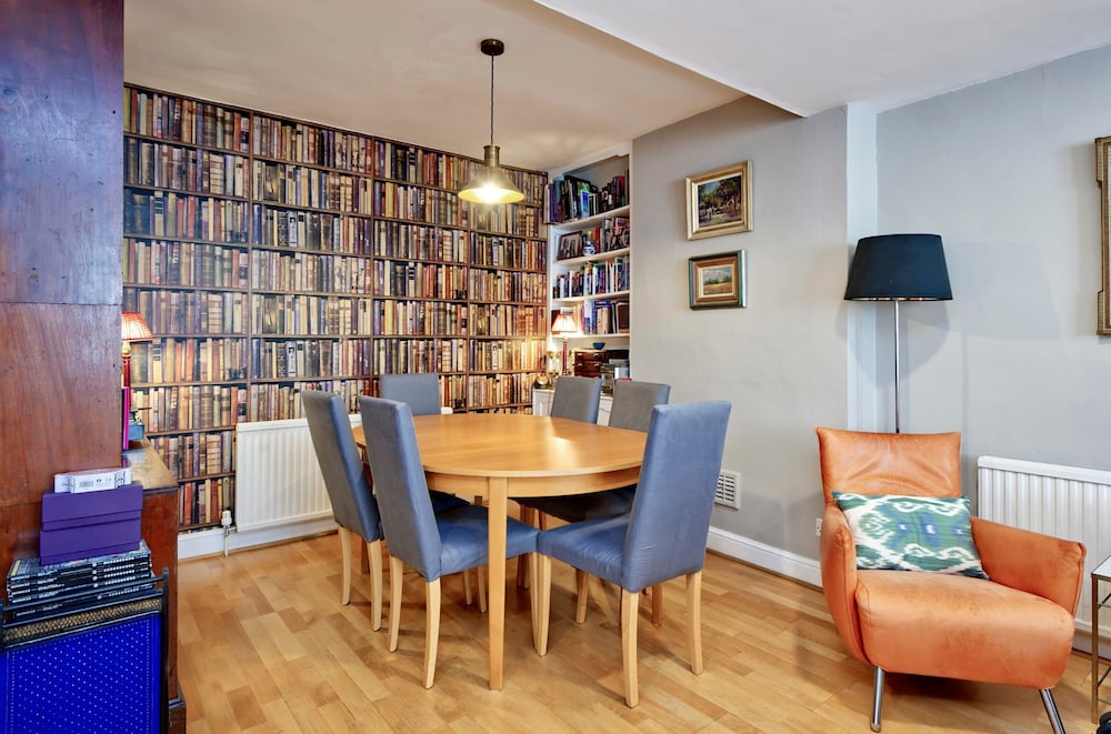 Lovely 2-bed Garden Flat in West Kensington