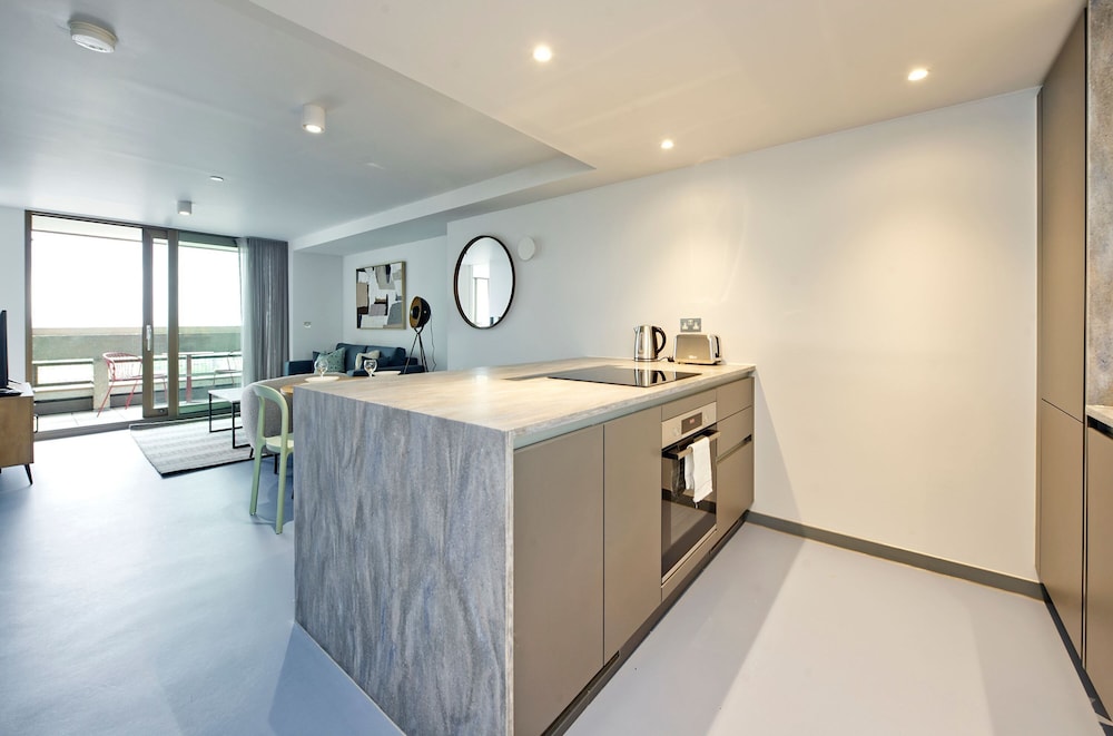 Striking One-bedroom Apartment Vibrant Poplar