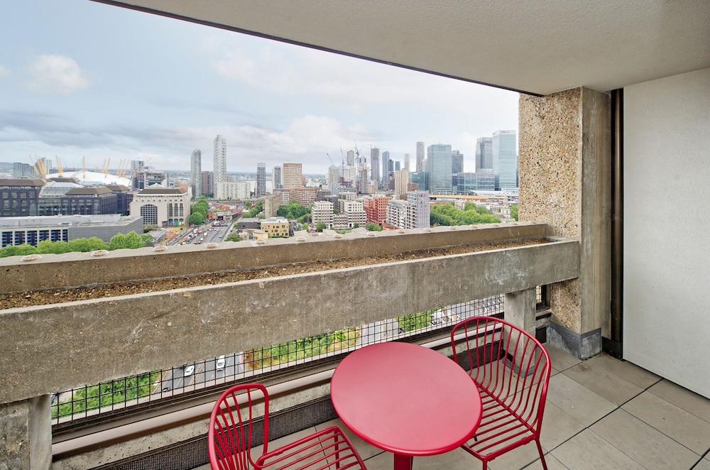 Elegant Two-bedroom Apartment in Vibrant Poplar