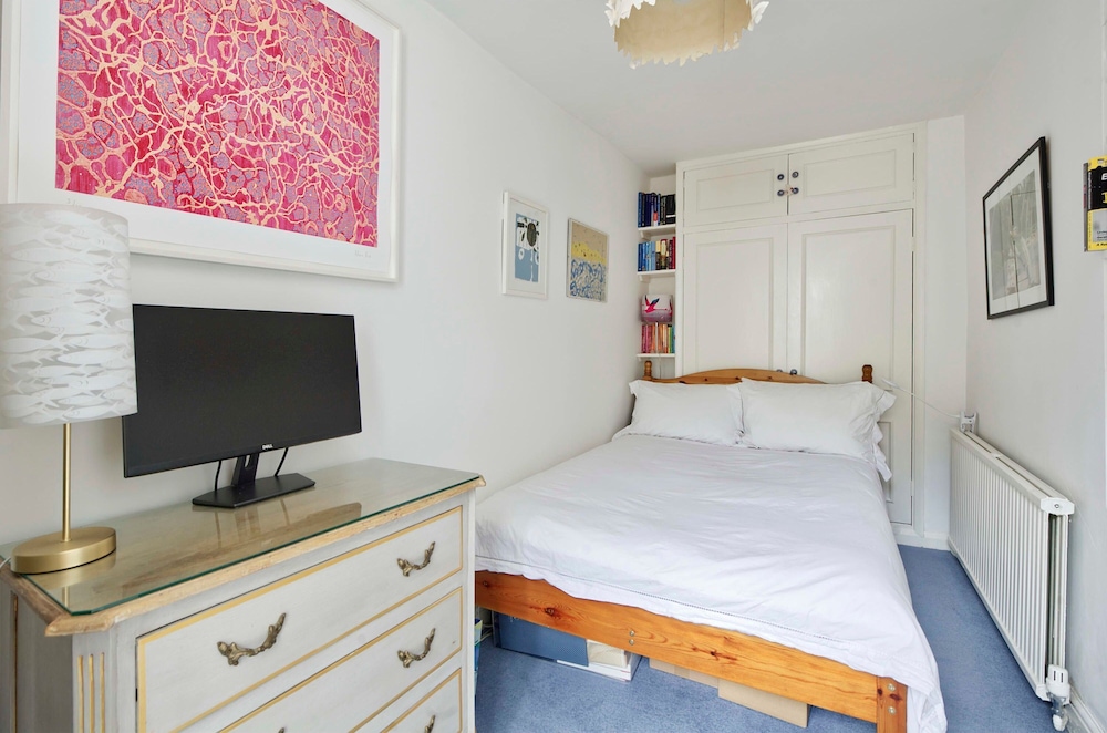 Lovely 2-bed Garden Flat in West Kensington