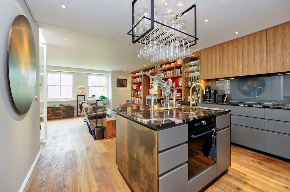 Stunning and Unique 2 Bedroom Apartment in Little Venice West London