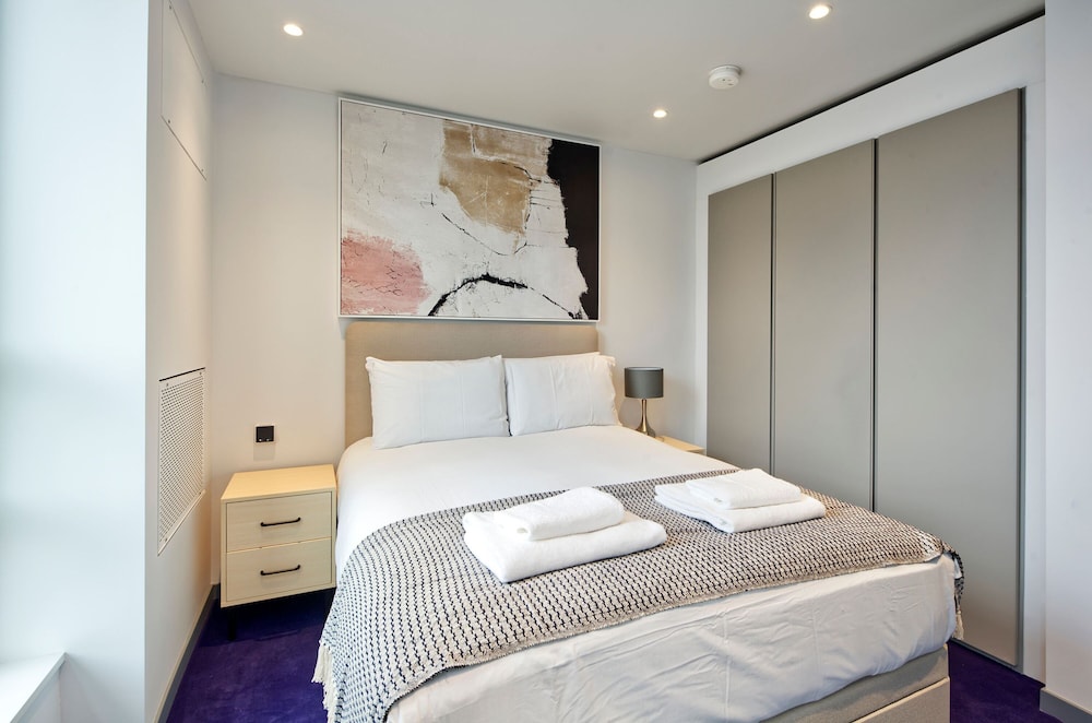 Elegant Two-bedroom Apartment in Vibrant Poplar