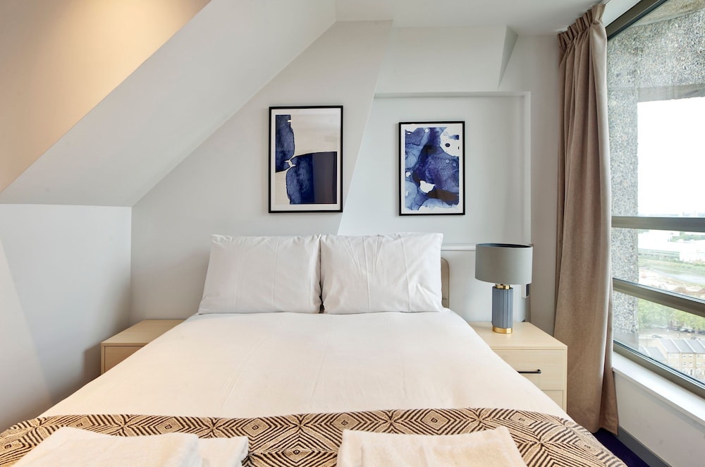 Elegant Two-bedroom Apartment in Vibrant Poplar