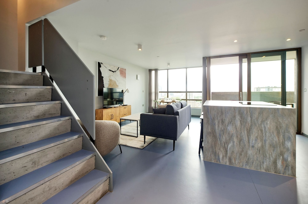 Stunning Two-bedroom Poplar Flat With City Views