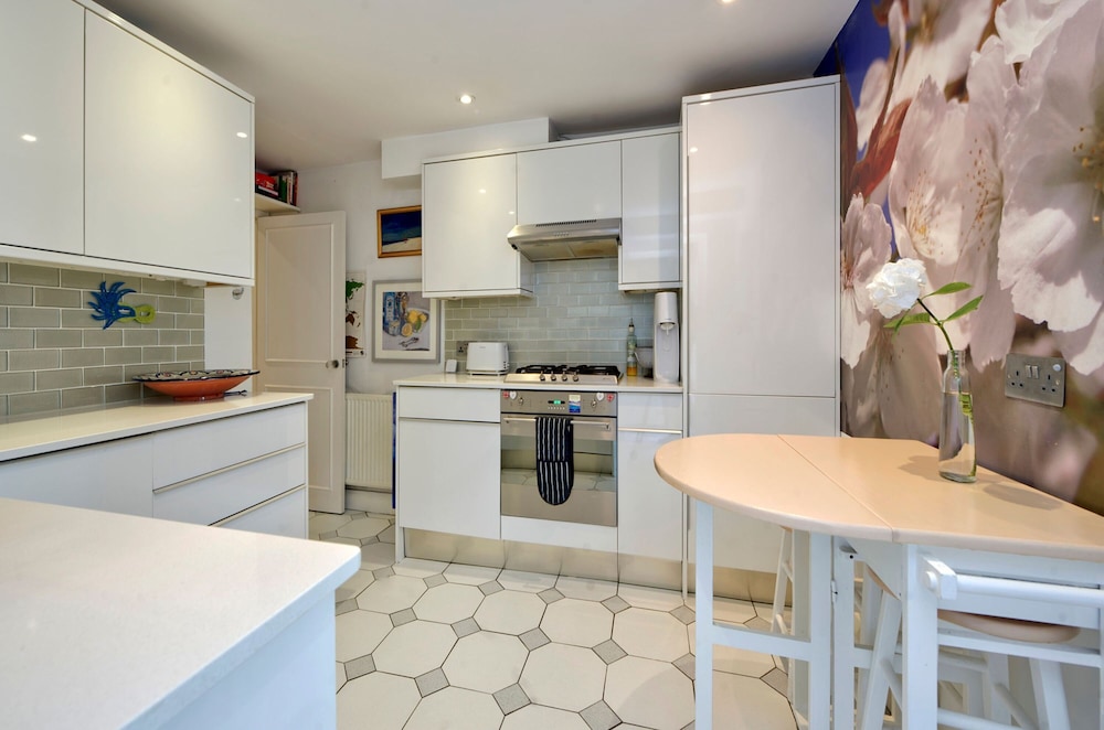 Lovely 2-bed Garden Flat in West Kensington