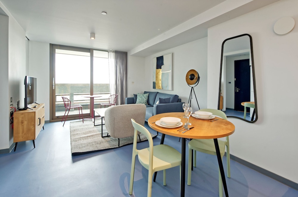Luxuriant One-bedroom Poplar Apartment