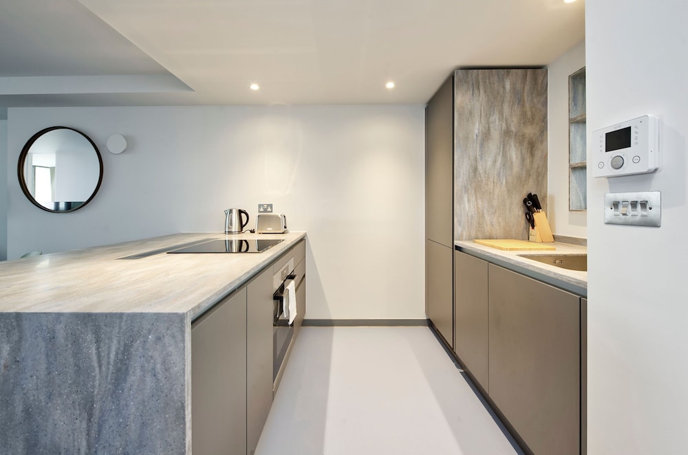 Striking One-bedroom Apartment Vibrant Poplar