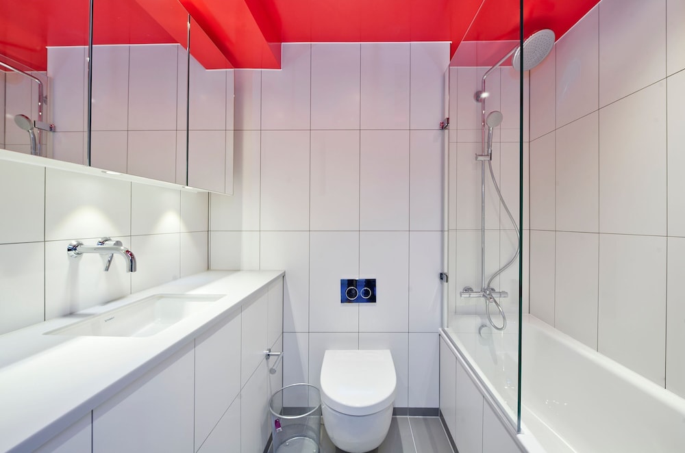 Stunning Two-bedroom Poplar Flat With City Views