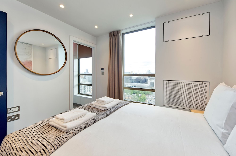 Elegant Two-bedroom Apartment in Vibrant Poplar