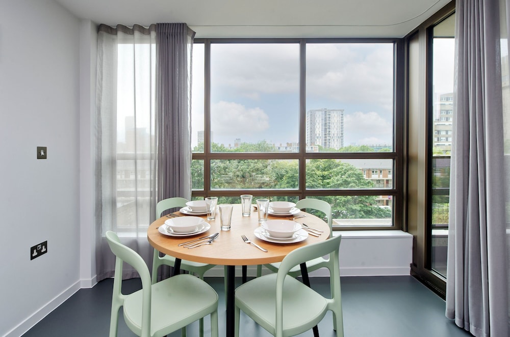 Fabulous Two-bedroom Apartment in Poplar