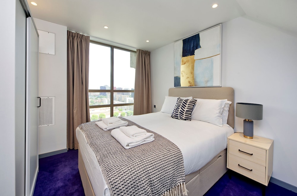 Stunning Two-bedroom Poplar Flat With City Views