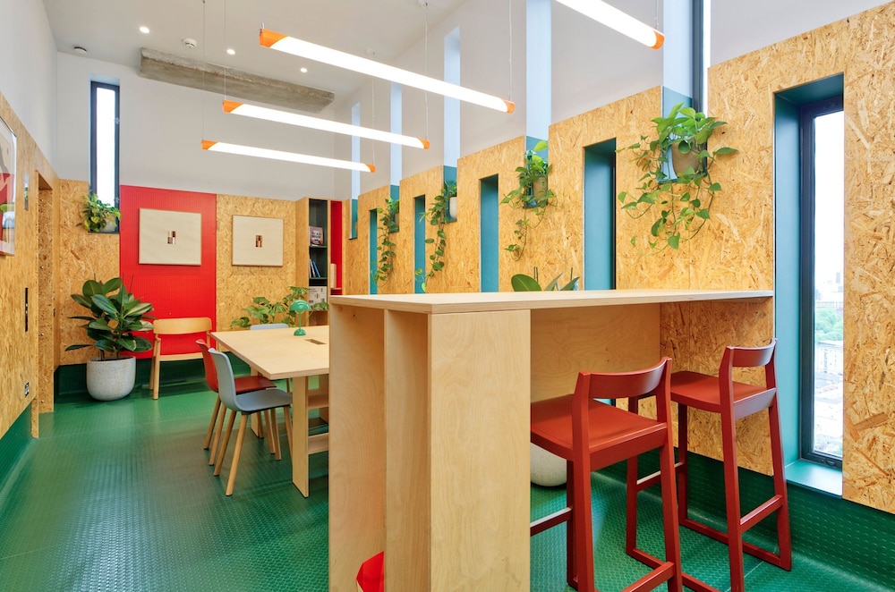 Striking One-bedroom Apartment Vibrant Poplar