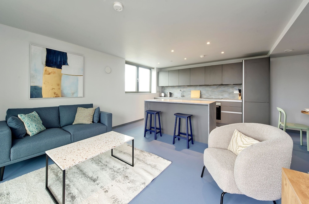 Elegant Two-bedroom Apartment in Vibrant Poplar