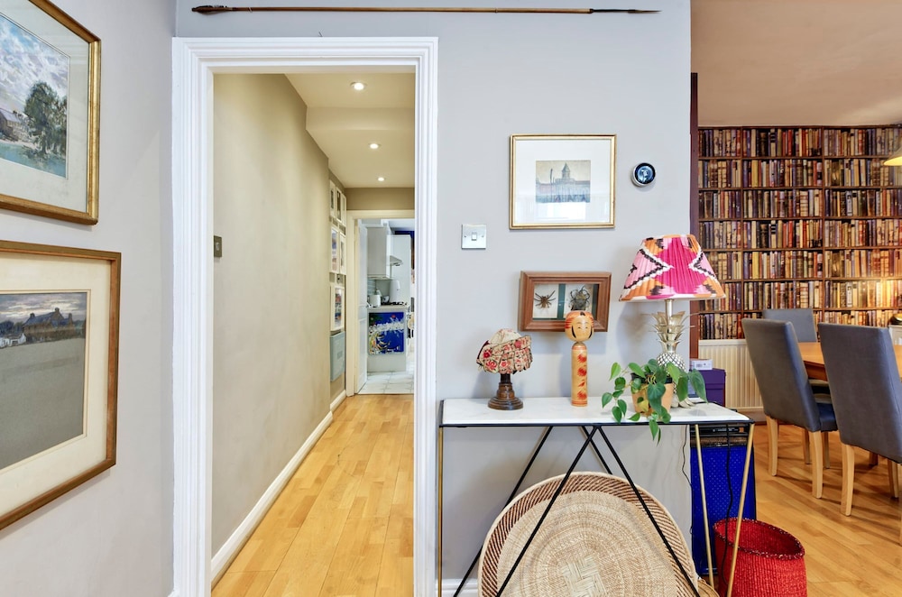 Lovely 2-bed Garden Flat in West Kensington