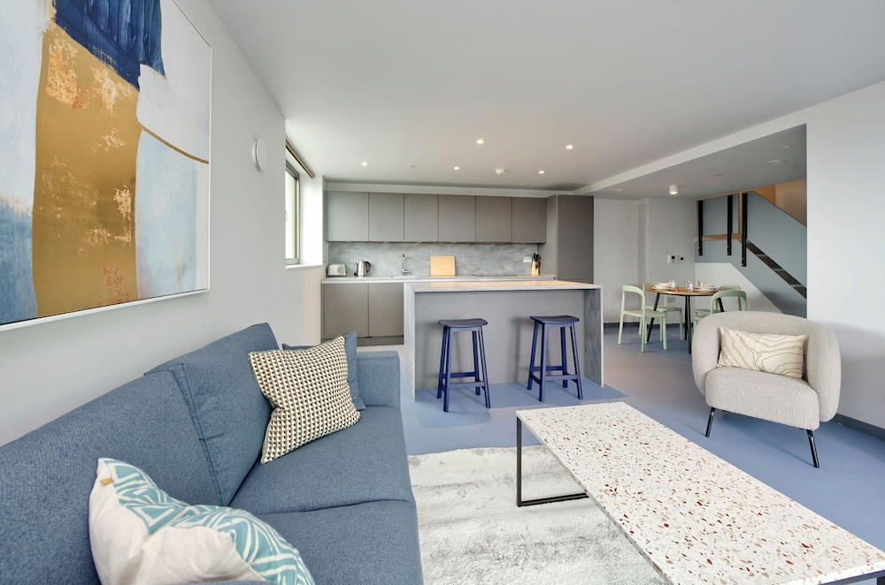 Elegant Two-bedroom Apartment in Vibrant Poplar