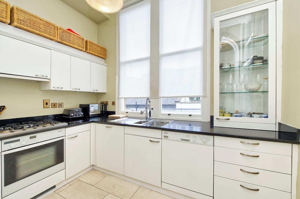 Grand 2 Bedroom Flat, Kensington