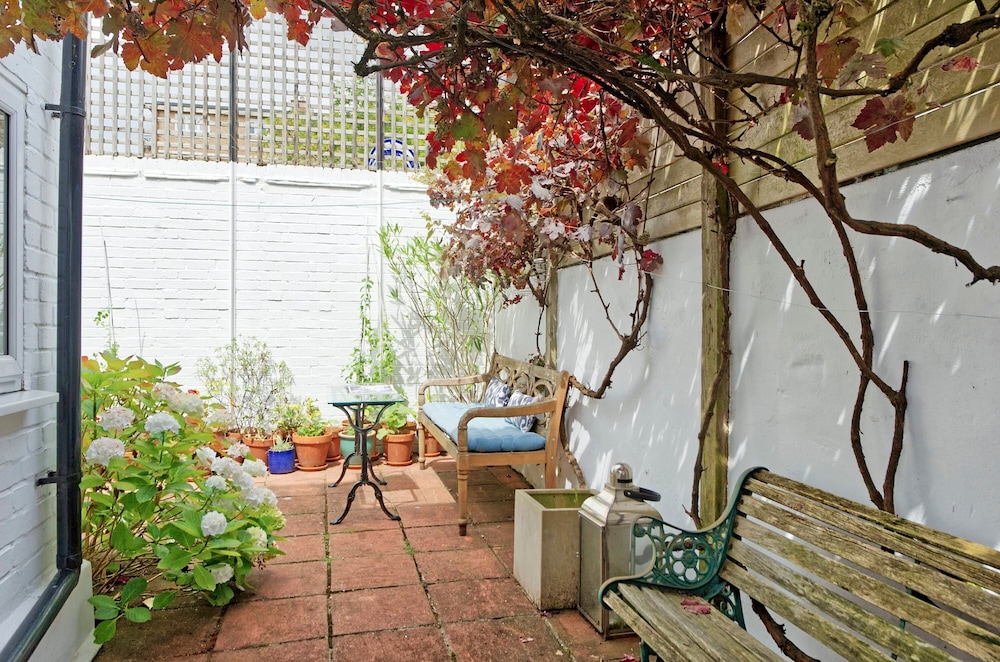 Lovely 2-bed Garden Flat in West Kensington