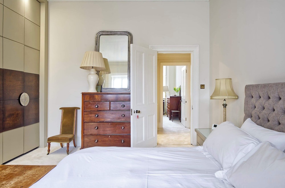 Grand 2 Bedroom Flat, Kensington