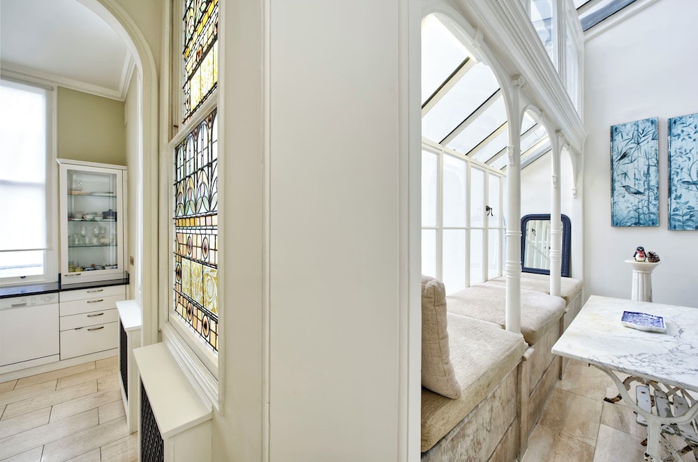 Grand 2 Bedroom Flat, Kensington